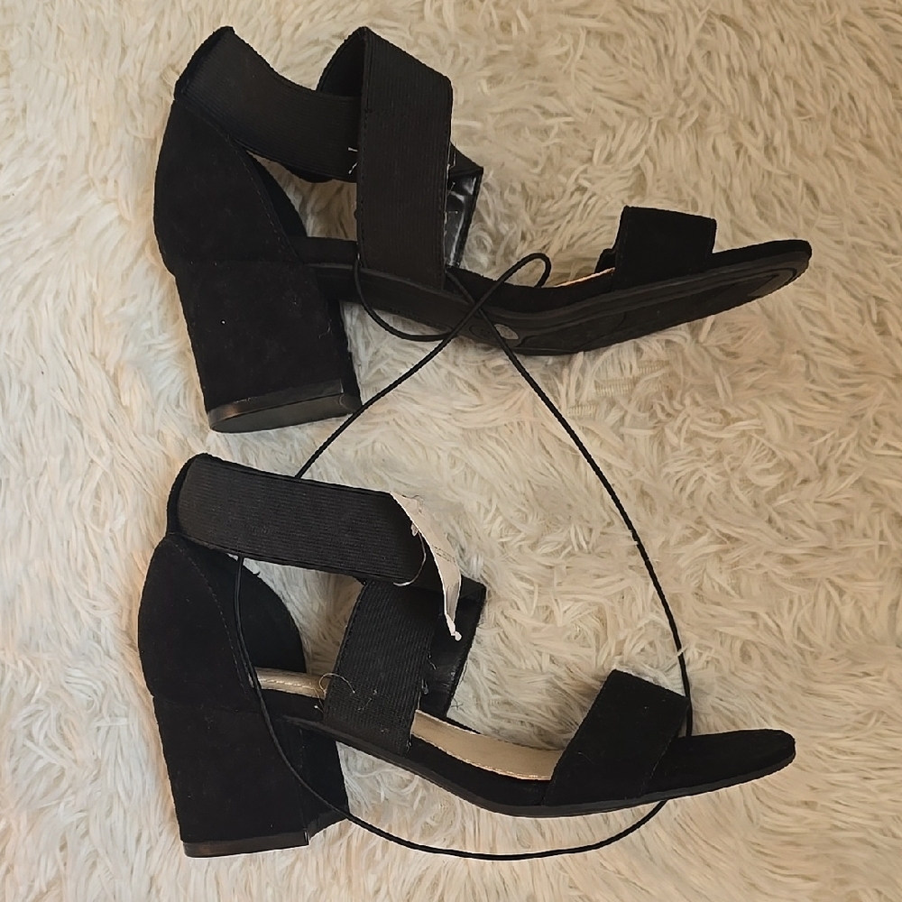 Liz Claiborne Women's Black Sandals - Picture 2 of 4